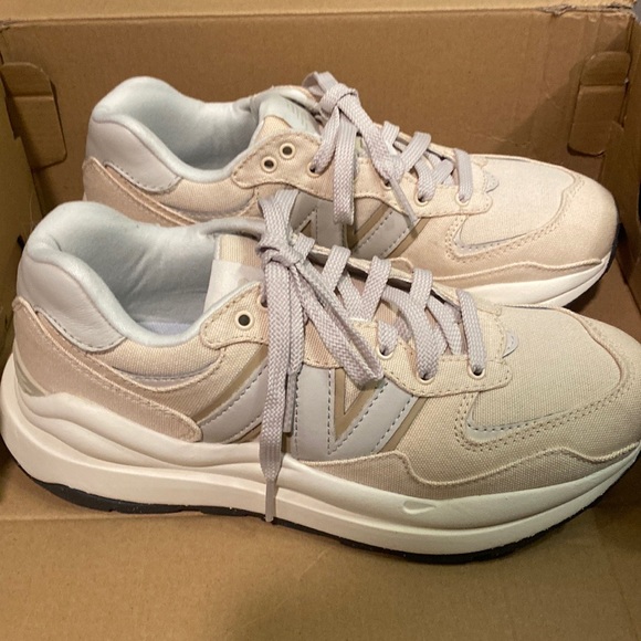 Selling brand new never been worn New Balance 57/40 Tennis shoes! - Picture 4 of 9